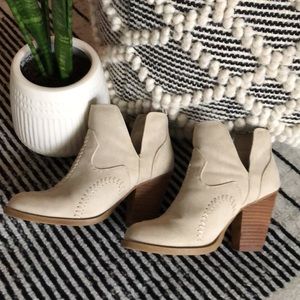Daisy Fuentes Booties
